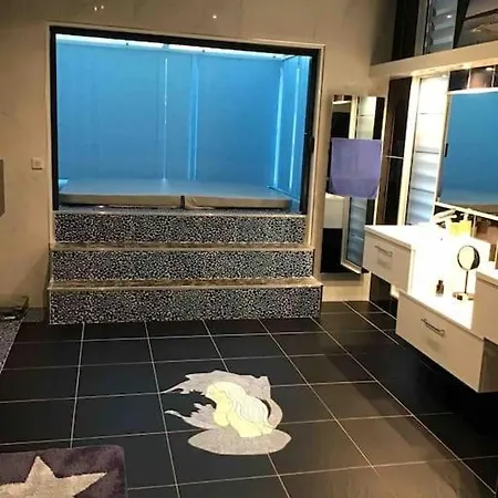 Piscine Et Jacuzzi * Ychoux