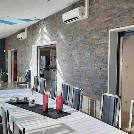 Piscine Et Jacuzzi *